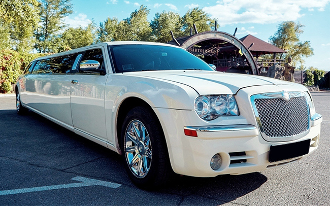 Аренда Лимузин Chrysler 300C Versace на свадьбу Запоріжжя